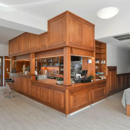 Meran Πανσιόν Moninec